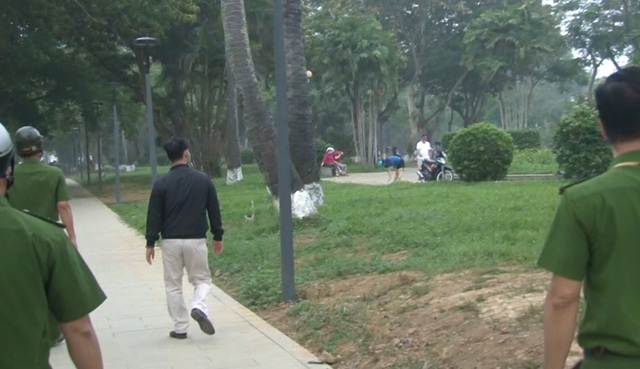 Phạt hàng trăm người không đeo khẩu trang ở công viên - 4 Phạt hàng trăm người không đeo khẩu trang ở công viên - 4