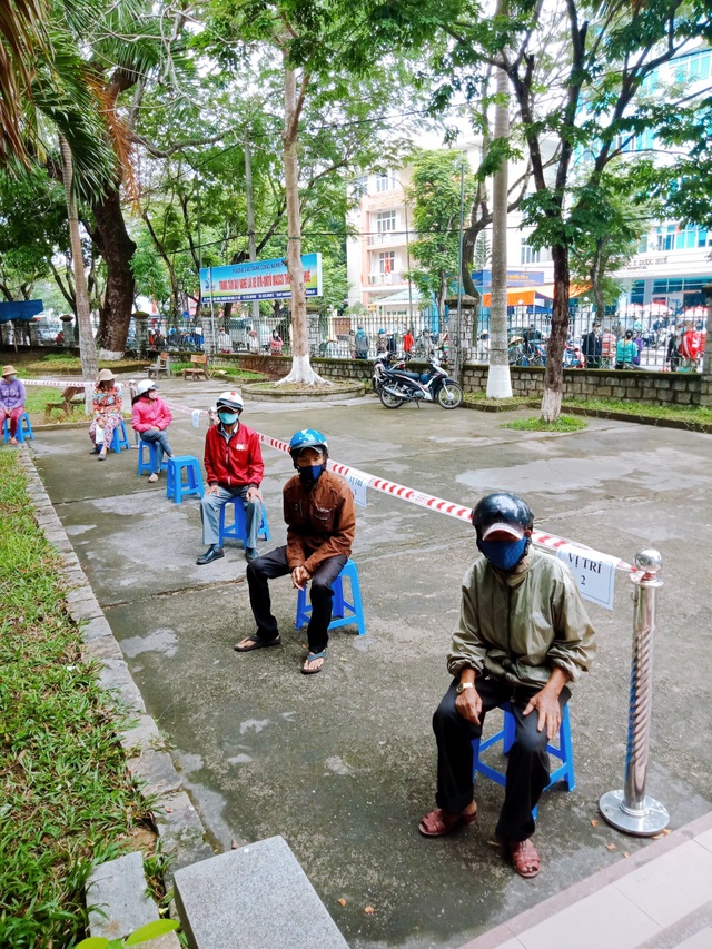 3 “cây ATM gạo” tại Huế “vật lộn” với lượng người đến quá đông - 4