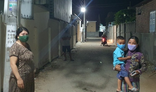 Quá vui mừng vì được gỡ phong tỏa, cả thôn quên giãn cách xã hội - 2 Quá vui mừng vì được gỡ phong tỏa, cả thôn quên giãn cách xã hội - 2