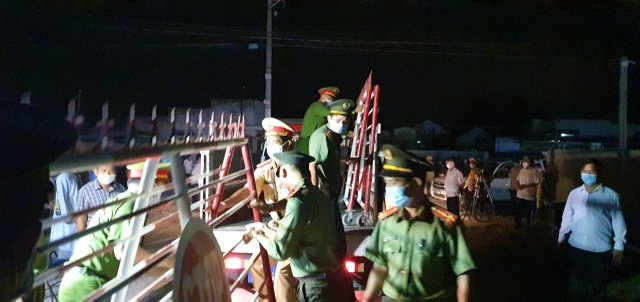 Quá vui mừng vì được gỡ phong tỏa, cả thôn quên giãn cách xã hội - 4 Quá vui mừng vì được gỡ phong tỏa, cả thôn quên giãn cách xã hội - 4