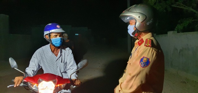 Quá vui mừng vì được gỡ phong tỏa, cả thôn quên giãn cách xã hội - 6 Quá vui mừng vì được gỡ phong tỏa, cả thôn quên giãn cách xã hội - 6