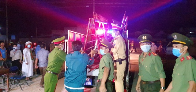 Quá vui mừng vì được gỡ phong tỏa, cả thôn quên giãn cách xã hội - 5 Quá vui mừng vì được gỡ phong tỏa, cả thôn quên giãn cách xã hội - 5