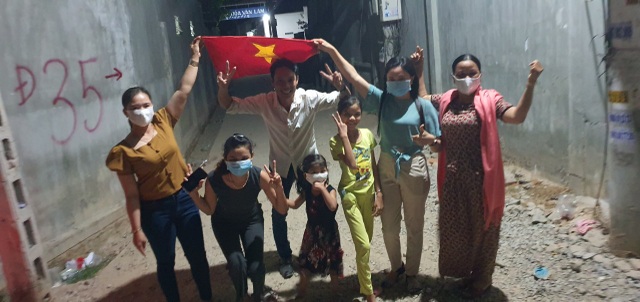 Quá vui mừng vì được gỡ phong tỏa, cả thôn quên giãn cách xã hội - 9 Quá vui mừng vì được gỡ phong tỏa, cả thôn quên giãn cách xã hội - 9