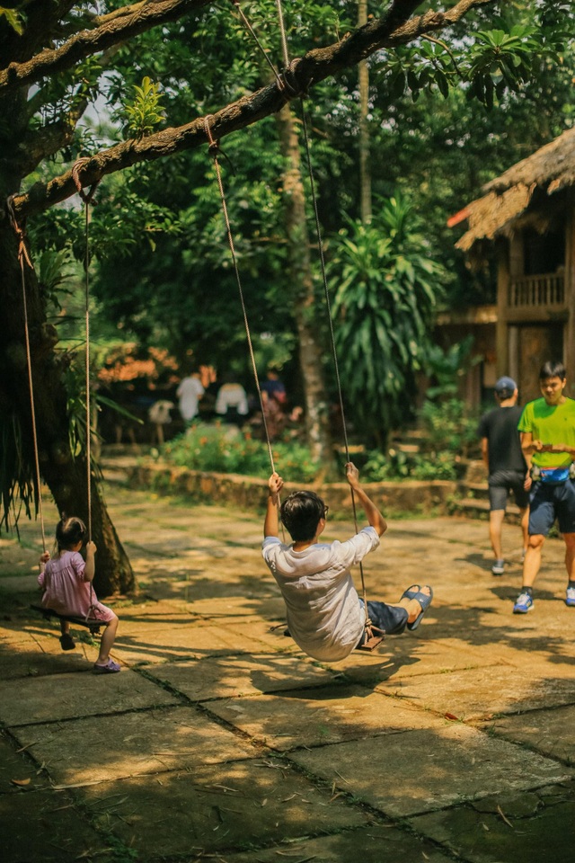 Ngôi nhà trong mơ trên đỉnh núi gần Hà Nội: Cá đầy ao, vườn đầy hoa trái - 5 Ngôi nhà trong mơ trên đỉnh núi gần Hà Nội: Cá đầy ao, vườn đầy hoa trái - 5