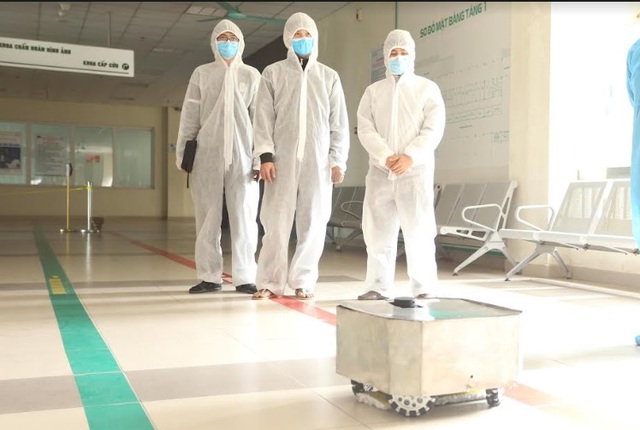 Thử nghiệm robot lau sàn khử khuẩn phòng bệnh ở Bệnh viện Nhiệt đới - 2 Thử nghiệm robot lau sàn khử khuẩn phòng bệnh ở Bệnh viện Nhiệt đới - 2