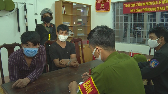 Đi xe kẹp 3 không khẩu trang, không mũ bảo hiểm lại còn đánh lại công an - 1 Đi xe kẹp 3 không khẩu trang, không mũ bảo hiểm lại còn đánh lại công an - 1