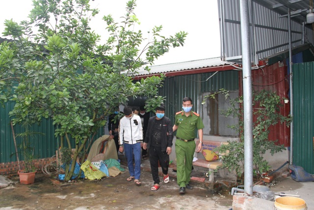 Nghỉ làm vì Covid-19, tụ tập đánh bạc, bị thu giữ gần 300 triệu - 2 Nghỉ làm vì Covid-19, tụ tập đánh bạc, bị thu giữ gần 300 triệu - 2