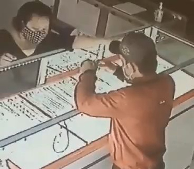 Vụ chủ tiệm vàng thưởng 50 triệu: Đã bắt được nghi phạm giật dây chuyền - 1 Vụ chủ tiệm vàng thưởng 50 triệu: Đã bắt được nghi phạm giật dây chuyền - 1