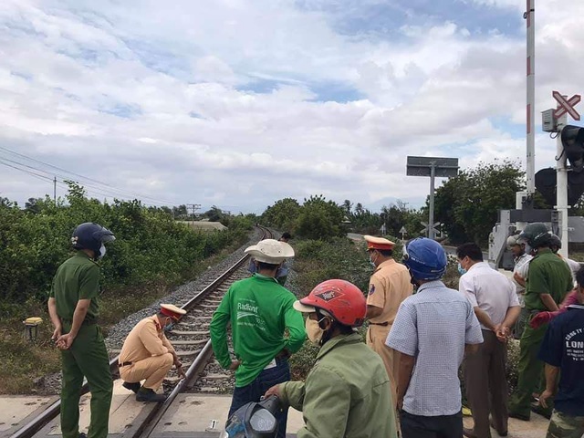 Cố vượt đường sắt, một phụ nữ bị tàu hỏa tông tử vong - 2 Cố vượt đường sắt, một phụ nữ bị tàu hỏa tông tử vong - 2