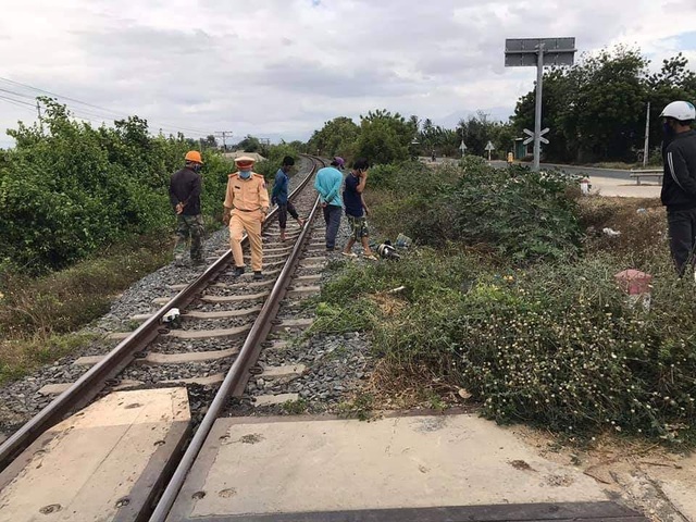 Cố vượt đường sắt, một phụ nữ bị tàu hỏa tông tử vong - 1 Cố vượt đường sắt, một phụ nữ bị tàu hỏa tông tử vong - 1