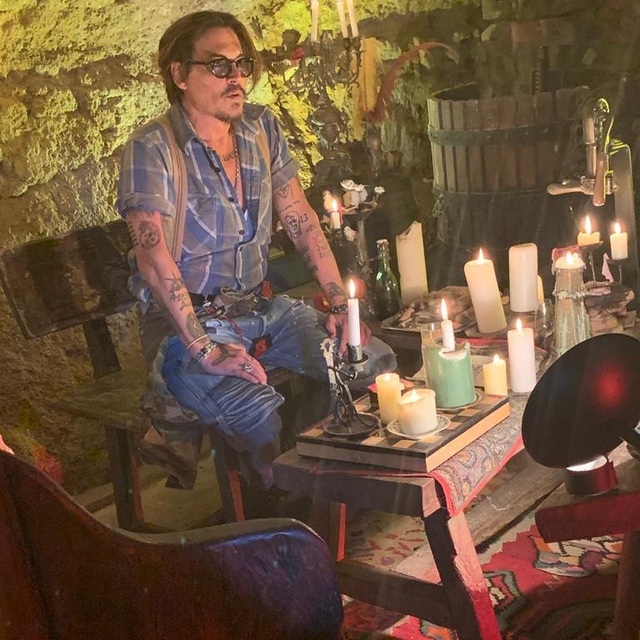 Tài tử Johnny Depp tham gia mạng xã hội để cổ vũ fan chống Covid-19
