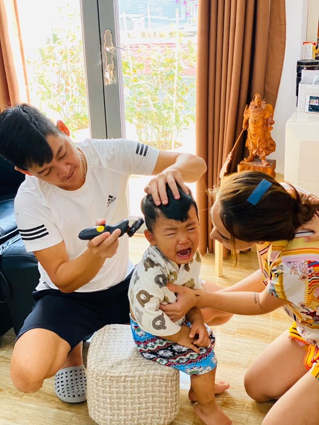 Sao Việt trổ tài... cắt tóc trong mùa dịch Covid-19 - 7 Sao Việt trổ tài... cắt tóc trong mùa dịch Covid-19 - 7