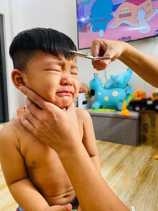 Sao Việt trổ tài... cắt tóc trong mùa dịch Covid-19 - 9 Sao Việt trổ tài... cắt tóc trong mùa dịch Covid-19 - 9