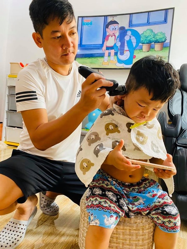 Sao Việt trổ tài... cắt tóc trong mùa dịch Covid-19 - 6 Sao Việt trổ tài... cắt tóc trong mùa dịch Covid-19 - 6