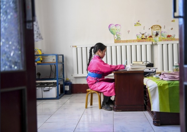 Cha mẹ chở con gái đi khắp hoang mạc tìm sóng di động để học trực tuyến - 1 Cha mẹ chở con gái đi khắp hoang mạc tìm sóng di động để học trực tuyến - 1