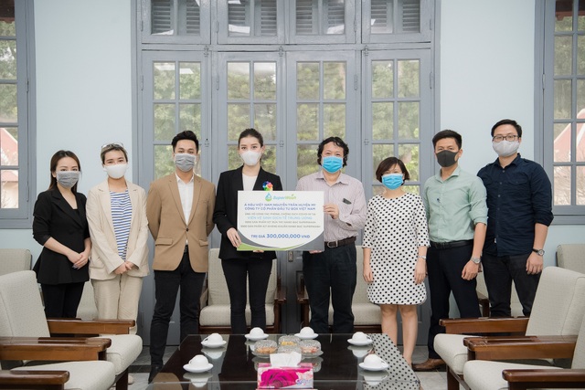 Huyền My ủng hộ 2.000 chai gel rửa tay, xịt kháng khuẩn chống dịch Covid-19 - 3 Huyền My ủng hộ 2.000 chai gel rửa tay, xịt kháng khuẩn chống dịch Covid-19 - 3