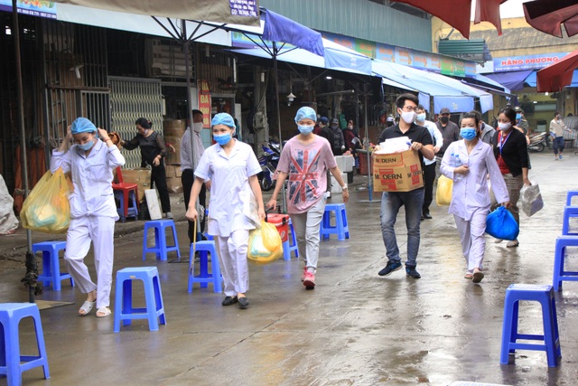 Hà Nội: Gần 300 người xét nghiệm nhanh Covid-19 tại chợ Long Biên - 3 Hà Nội: Gần 300 người xét nghiệm nhanh Covid-19 tại chợ Long Biên - 3