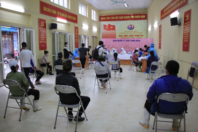 Hà Nội: Gần 300 người xét nghiệm nhanh Covid-19 tại chợ Long Biên - 7 Hà Nội: Gần 300 người xét nghiệm nhanh Covid-19 tại chợ Long Biên - 7