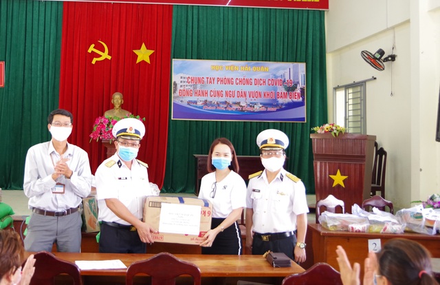 Học viện Hải quân Nha Trang “nhường cơm sẻ áo” với ngư dân Khánh Hòa - 2 Học viện Hải quân Nha Trang “nhường cơm sẻ áo” với ngư dân Khánh Hòa - 2
