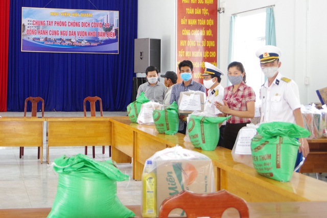 Học viện Hải quân Nha Trang “nhường cơm sẻ áo” với ngư dân Khánh Hòa - 3 Học viện Hải quân Nha Trang “nhường cơm sẻ áo” với ngư dân Khánh Hòa - 3