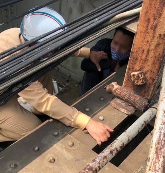 Chốt kiểm dịch kịp thời ngăn cản người đàn ông định nhảy cầu Long Biên - 1 Chốt kiểm dịch kịp thời ngăn cản người đàn ông định nhảy cầu Long Biên - 1