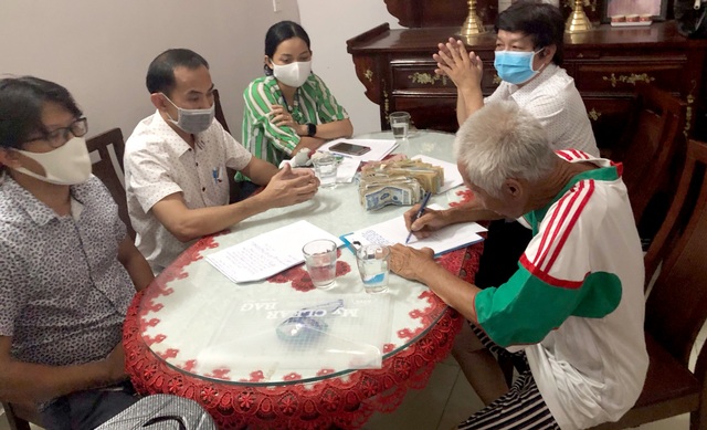Cụ ông ăn xin có 12 chứng minh thư được trả lại 54 triệu đồng - 1 Cụ ông ăn xin có 12 chứng minh thư được trả lại 54 triệu đồng - 1