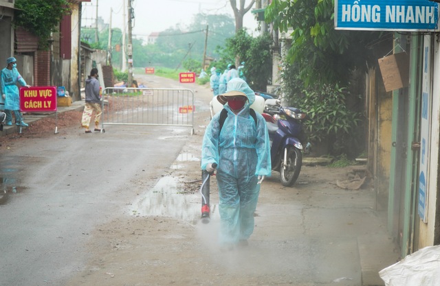 Xét nghiệm Covid-19 cho hơn 1.300 người ở Thường Tín - 12 Xét nghiệm Covid-19 cho hơn 1.300 người ở Thường Tín - 12