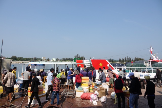 Tàu khách xuất bến ra Lý Sơn sau thời gian nằm bờ cách ly - 1 Tàu khách xuất bến ra Lý Sơn sau thời gian nằm bờ cách ly - 1