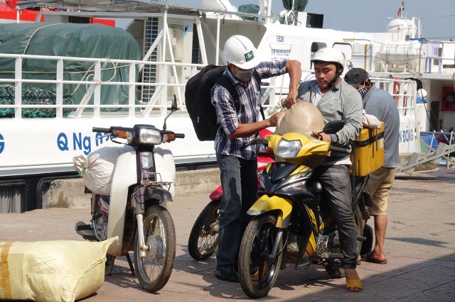 Tàu khách xuất bến ra Lý Sơn sau thời gian nằm bờ cách ly - 4 Tàu khách xuất bến ra Lý Sơn sau thời gian nằm bờ cách ly - 4