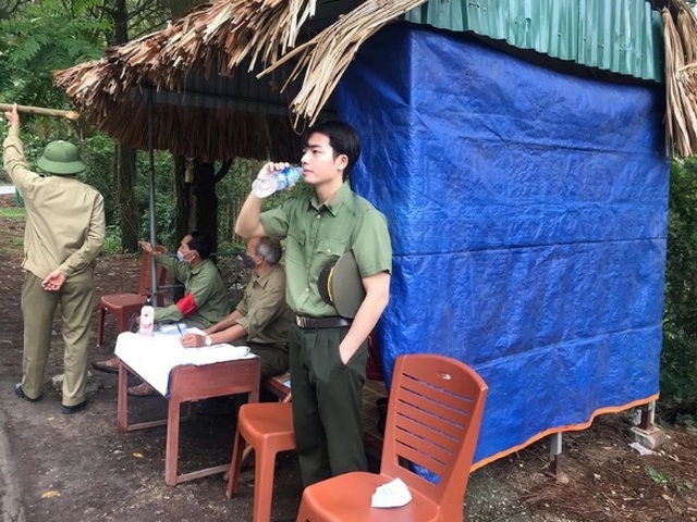 “Soái ca công an chốt kiểm dịch” vừa điển trai lại hát hay - 2 “Soái ca công an chốt kiểm dịch” vừa điển trai lại hát hay - 2