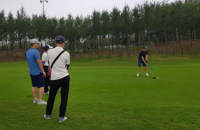 Hàng chục người chơi golf bất chấp lệnh cấm - 2 Hàng chục người chơi golf bất chấp lệnh cấm - 2