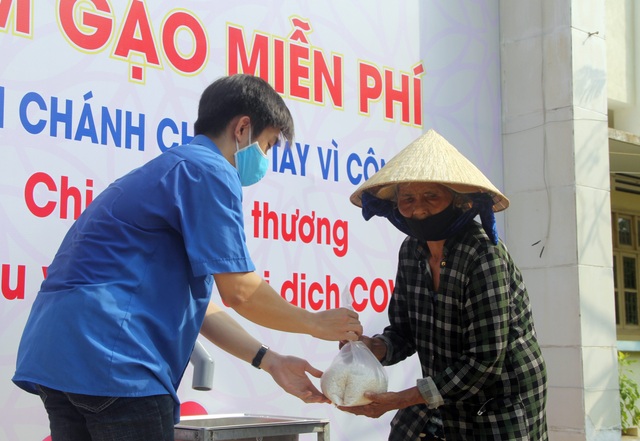 Trường THPT đặt “ATM gạo” tặng lương thực cho người nghèo - 3 Trường THPT đặt “ATM gạo” tặng lương thực cho người nghèo - 3