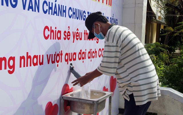Trường THPT đặt “ATM gạo” tặng lương thực cho người nghèo - 1 Trường THPT đặt “ATM gạo” tặng lương thực cho người nghèo - 1