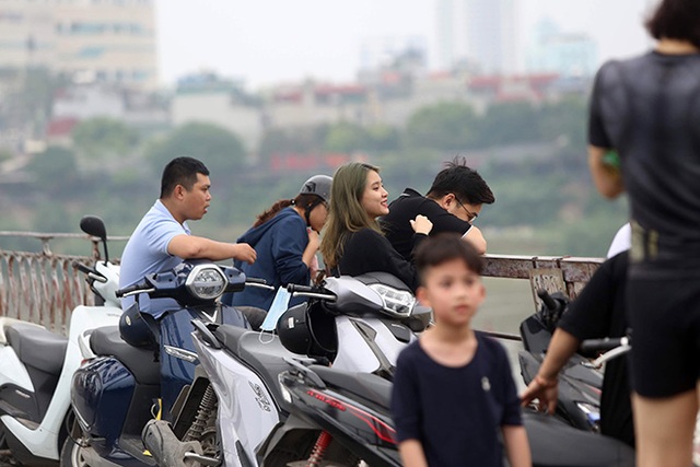 Cầu Long Biên đông đúc người hóng gió, bất chấp lệnh giãn cách xã hội - 6