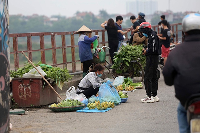 Cầu Long Biên đông đúc người hóng gió, bất chấp lệnh giãn cách xã hội - 9