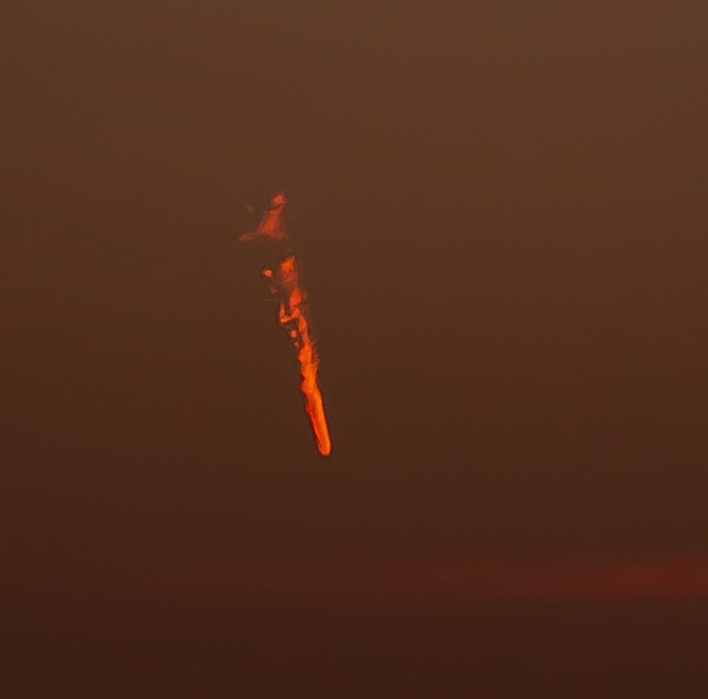 Vật thể lạ cháy trên nền trời Anh để lại đám khói suốt 20 phút - Ảnh minh hoạ 3