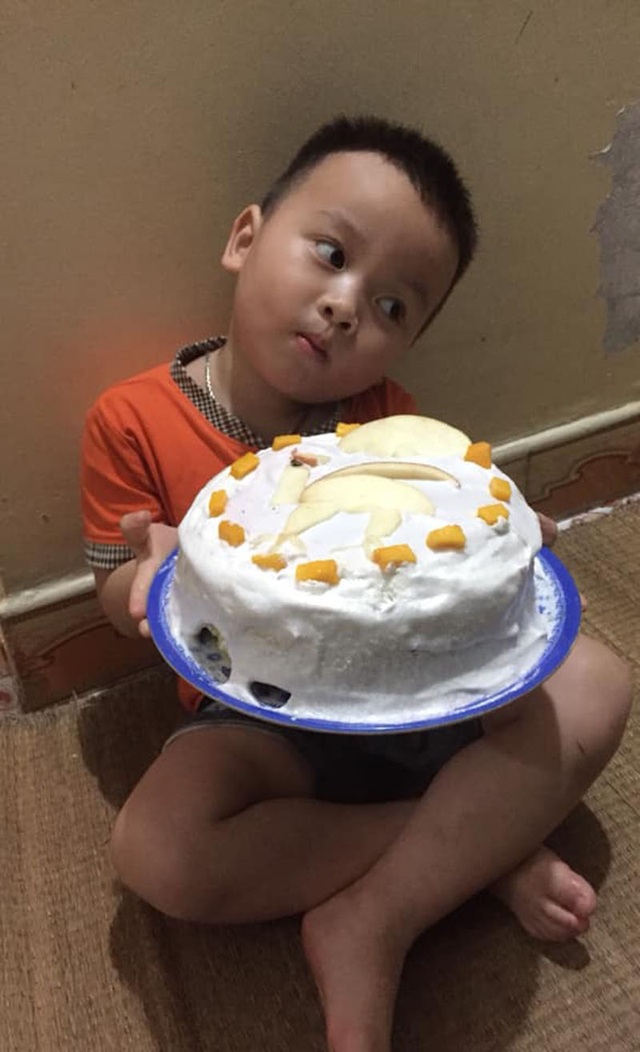 Biểu cảm của bé 3 tuổi khi được tặng bánh khiến dân mạng cười lăn - 2 Biểu cảm của bé 3 tuổi khi được tặng bánh khiến dân mạng cười lăn - 2