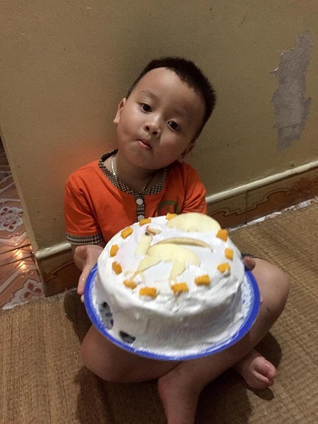 Biểu cảm của bé 3 tuổi khi được tặng bánh khiến dân mạng cười lăn - 3 Biểu cảm của bé 3 tuổi khi được tặng bánh khiến dân mạng cười lăn - 3