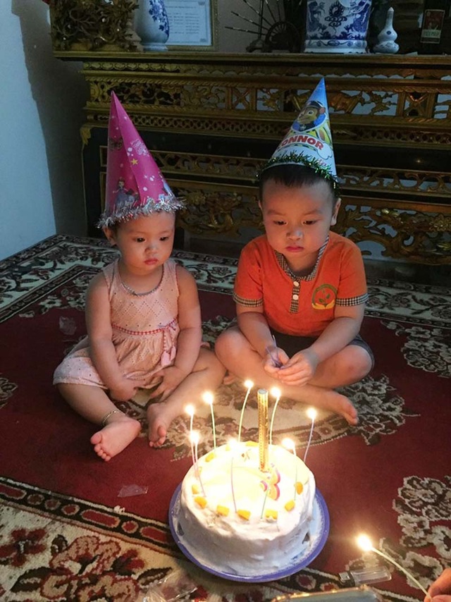 Biểu cảm của bé 3 tuổi khi được tặng bánh khiến dân mạng cười lăn - 4 Biểu cảm của bé 3 tuổi khi được tặng bánh khiến dân mạng cười lăn - 4