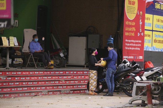 Nhiều siêu thị, nhà hàng rục rịch mở cửa khi chưa hết lệnh cách ly - 4 Nhiều siêu thị, nhà hàng rục rịch mở cửa khi chưa hết lệnh cách ly - 4