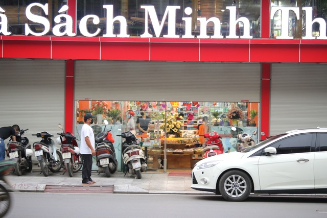 Nhiều siêu thị, nhà hàng rục rịch mở cửa khi chưa hết lệnh cách ly - 1 Nhiều siêu thị, nhà hàng rục rịch mở cửa khi chưa hết lệnh cách ly - 1