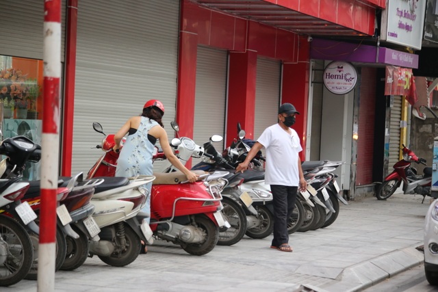 Nhiều siêu thị, nhà hàng rục rịch mở cửa khi chưa hết lệnh cách ly - 3 Nhiều siêu thị, nhà hàng rục rịch mở cửa khi chưa hết lệnh cách ly - 3