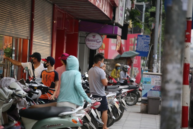 Nhiều siêu thị, nhà hàng rục rịch mở cửa khi chưa hết lệnh cách ly - 2 Nhiều siêu thị, nhà hàng rục rịch mở cửa khi chưa hết lệnh cách ly - 2