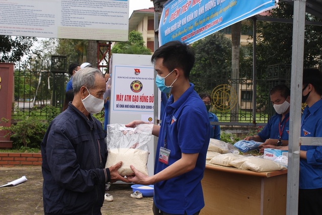 Đoàn trường ĐH Hồng Đức lắp đặt “ATM gạo” dành cho người nghèo - 3 Đoàn trường ĐH Hồng Đức lắp đặt “ATM gạo” dành cho người nghèo - 3