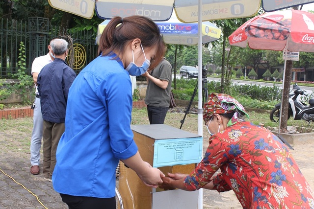 Đoàn trường ĐH Hồng Đức lắp đặt “ATM gạo” dành cho người nghèo - 1 Đoàn trường ĐH Hồng Đức lắp đặt “ATM gạo” dành cho người nghèo - 1