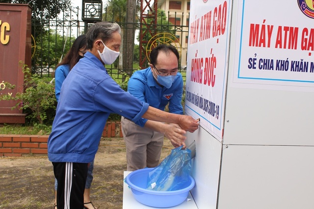 Đoàn trường ĐH Hồng Đức lắp đặt “ATM gạo” dành cho người nghèo - 4 Đoàn trường ĐH Hồng Đức lắp đặt “ATM gạo” dành cho người nghèo - 4