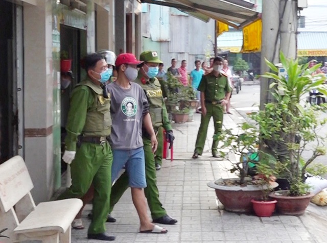 Cảnh sát kịp thời ngăn chặn đối tượng ngáo đá định đốt nhà - 1 Cảnh sát kịp thời ngăn chặn đối tượng ngáo đá định đốt nhà - 1