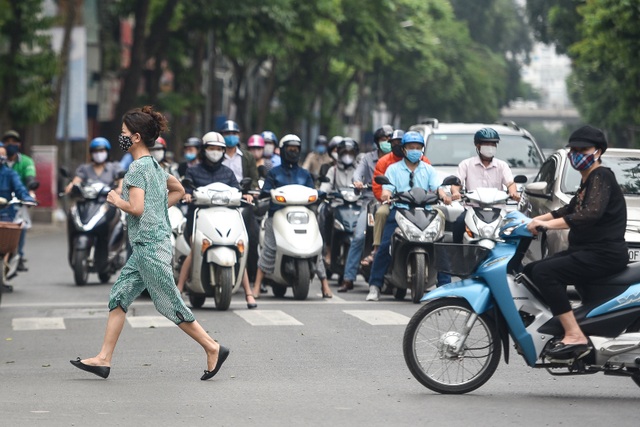 Phố phường Hà Nội đông đúc, nhiều hàng quán rậm rịch mở lại - 5