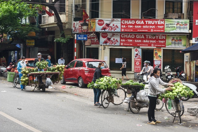 Phố phường Hà Nội đông đúc, nhiều hàng quán rậm rịch mở lại - 7