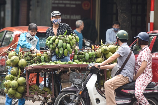 Phố phường Hà Nội đông đúc, nhiều hàng quán rậm rịch mở lại - 8